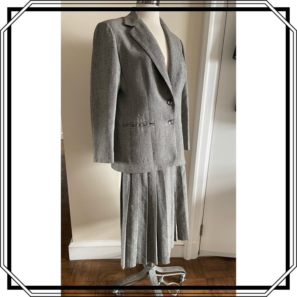 Vintage circa 80’s Dioresque pleat skirt w fitted jacket suit. - Picture 4 of 10